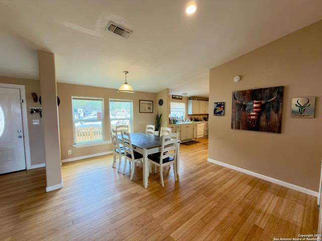 946 Frontier Ln, Bandera, TX 78003