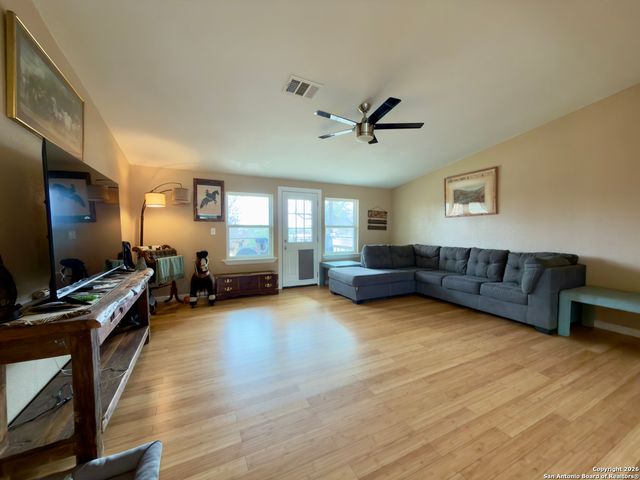 946 Frontier Ln, Bandera, TX 78003