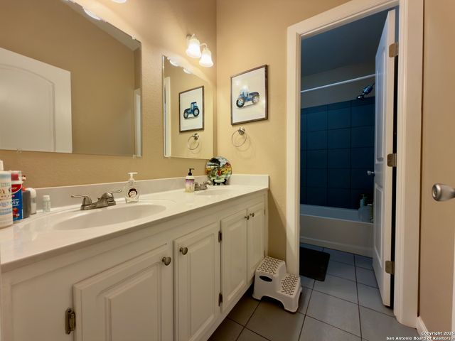 946 Frontier Ln, Bandera, TX 78003