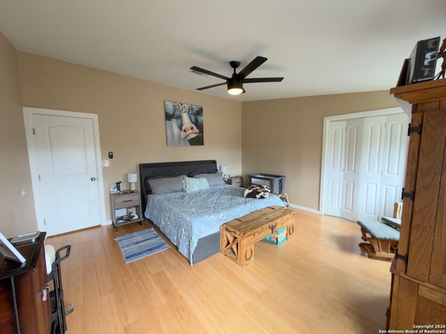 946 Frontier Ln, Bandera, TX 78003