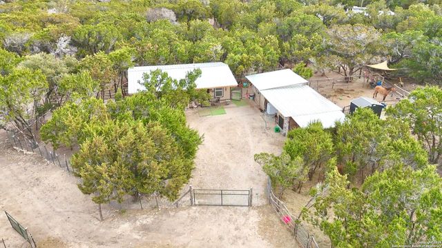 946 Frontier Ln, Bandera, TX 78003