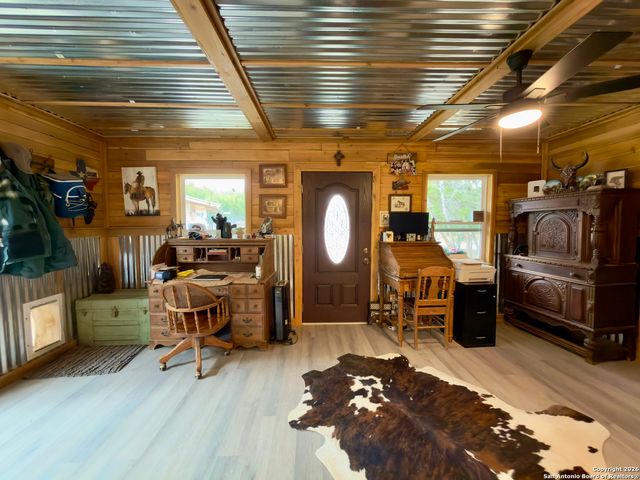 946 Frontier Ln, Bandera, TX 78003