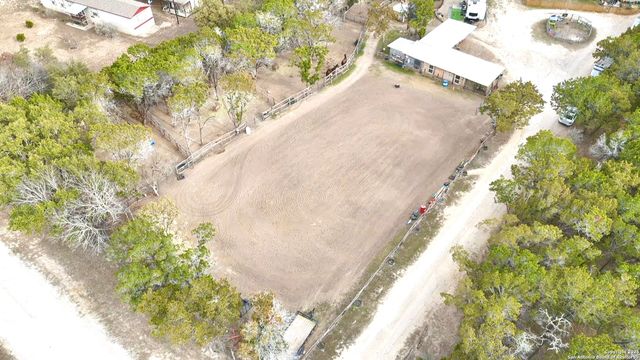 946 Frontier Ln, Bandera, TX 78003