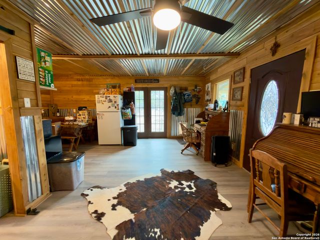 946 Frontier Ln, Bandera, TX 78003