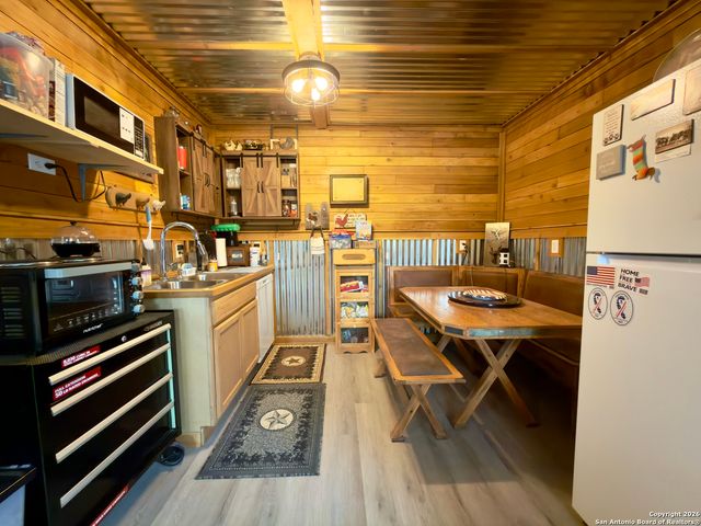 946 Frontier Ln, Bandera, TX 78003