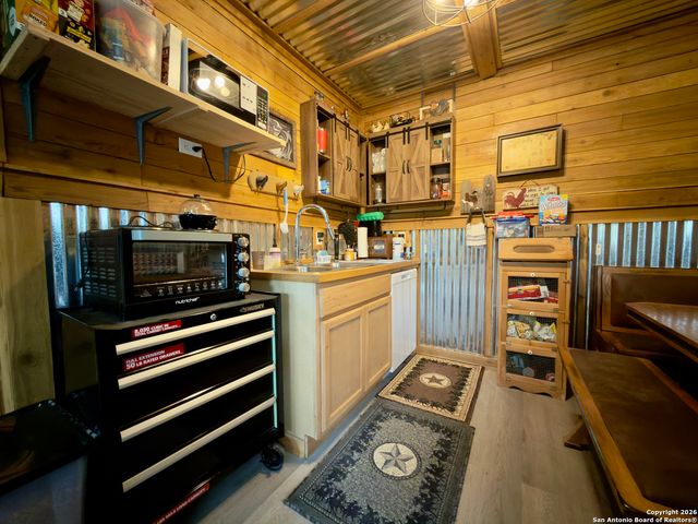 946 Frontier Ln, Bandera, TX 78003