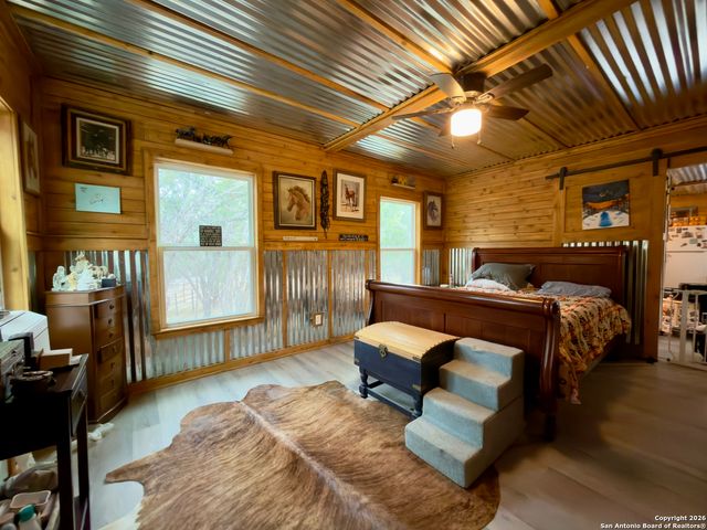 946 Frontier Ln, Bandera, TX 78003