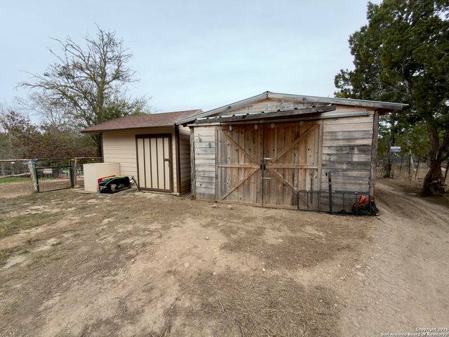 946 Frontier Ln, Bandera, TX 78003