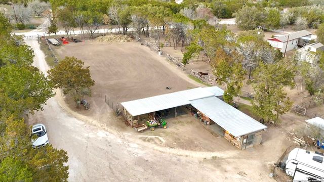 946 Frontier Ln, Bandera, TX 78003