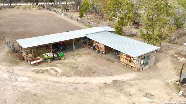 946 Frontier Ln, Bandera, TX 78003