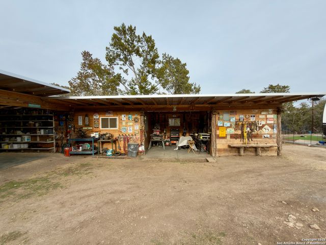 946 Frontier Ln, Bandera, TX 78003