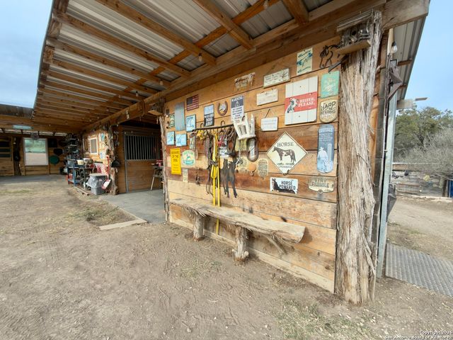 946 Frontier Ln, Bandera, TX 78003