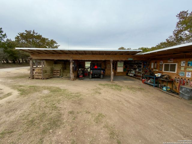 946 Frontier Ln, Bandera, TX 78003