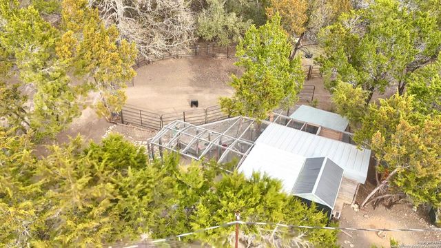 946 Frontier Ln, Bandera, TX 78003