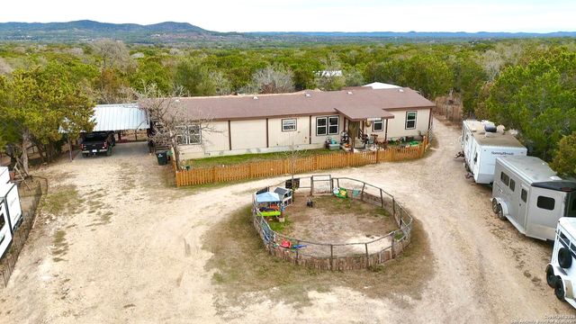 946 Frontier Ln, Bandera, TX 78003