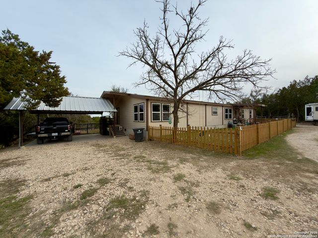 946 Frontier Ln, Bandera, TX 78003