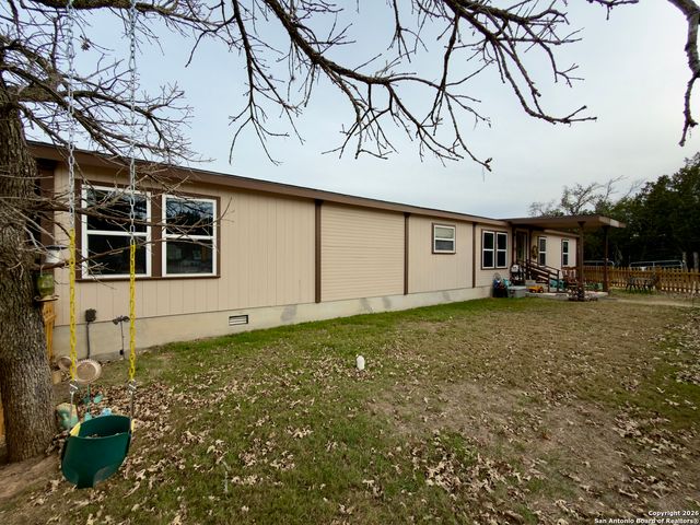 946 Frontier Ln, Bandera, TX 78003