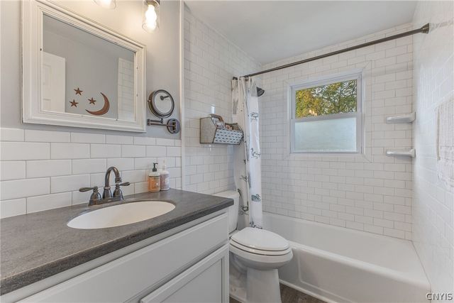 207 Juanita Drive, Salina, NY 13090