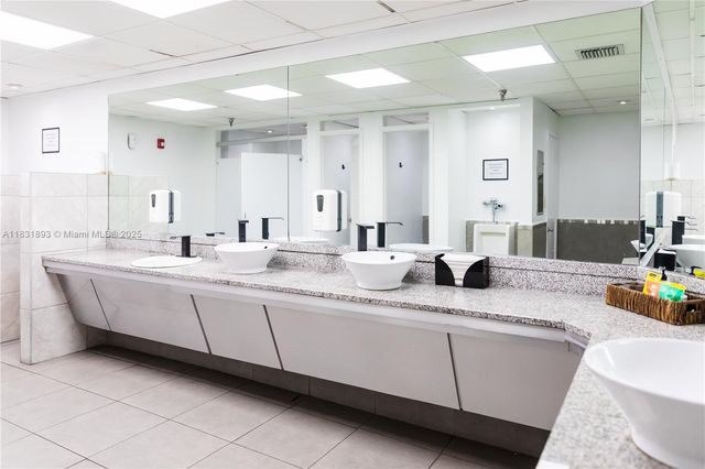 2801 NW 74 AV S01, Miami, FL 33122