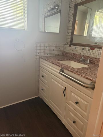 933 Myrtle Avenue, Waterford Charter Township, MI 48328