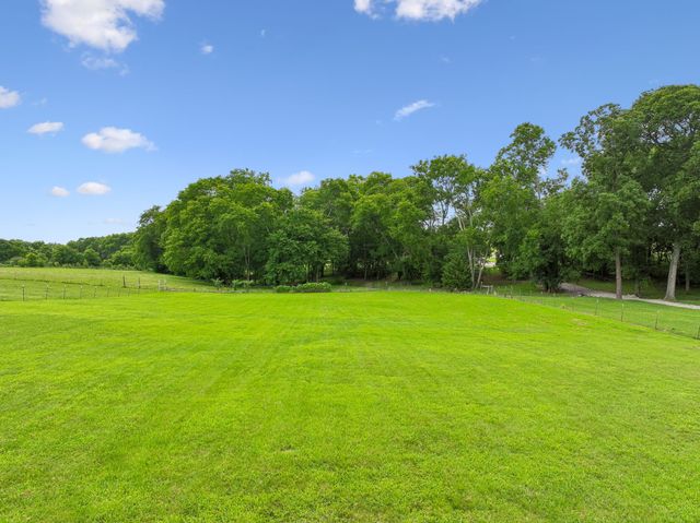 527 Governor Hall Rd, Castalian Springs, TN 37031