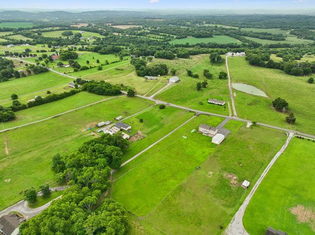 527 Governor Hall Rd, Castalian Springs, TN 37031