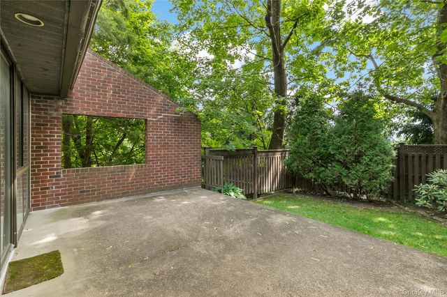 150 N Bedford Road 1E, Chappaqua, NY 10514