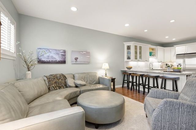 72 Putnam St 72, Needham, MA 02494
