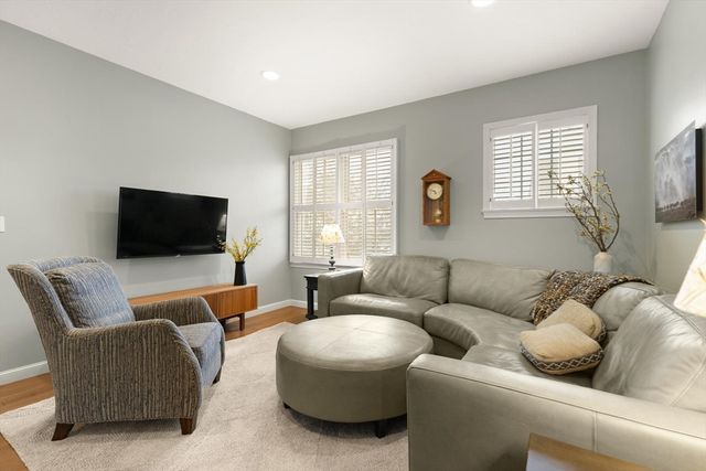 72 Putnam St 72, Needham, MA 02494