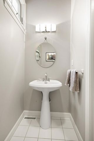 72 Putnam St 72, Needham, MA 02494
