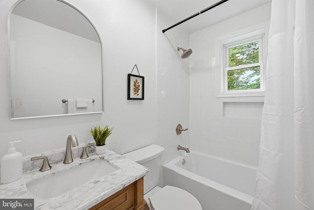 Image 16 of property listing at 4012 BYERS ST, Capitol Heights, MD 20743