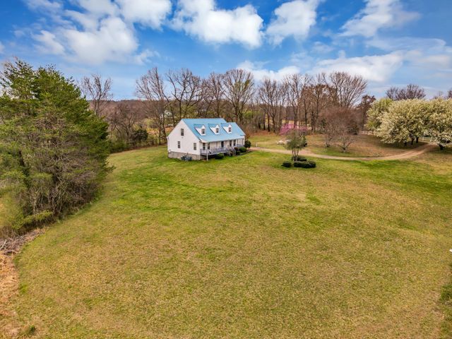 688 Richardson Cemetery Rd, White Bluff, TN 37187