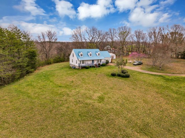 688 Richardson Cemetery Rd, White Bluff, TN 37187