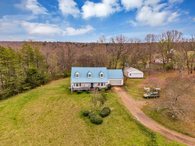 688 Richardson Cemetery Rd, White Bluff, TN 37187