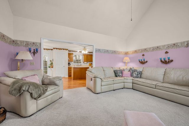 688 Richardson Cemetery Rd, White Bluff, TN 37187