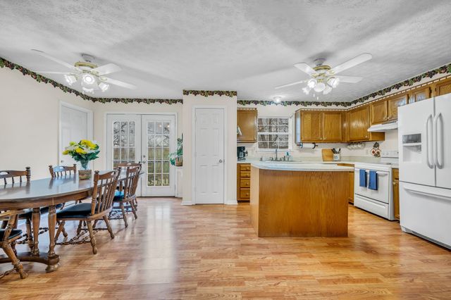 688 Richardson Cemetery Rd, White Bluff, TN 37187