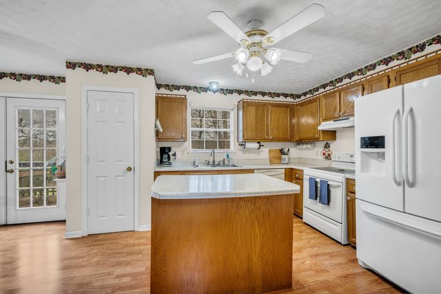 688 Richardson Cemetery Rd, White Bluff, TN 37187