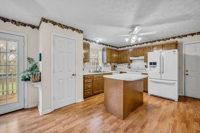 688 Richardson Cemetery Rd, White Bluff, TN 37187