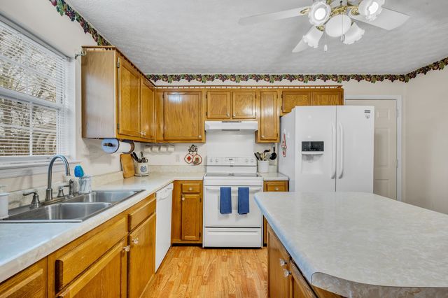 688 Richardson Cemetery Rd, White Bluff, TN 37187