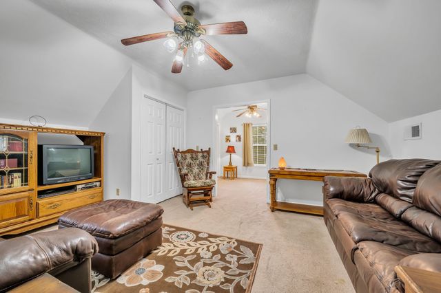 688 Richardson Cemetery Rd, White Bluff, TN 37187