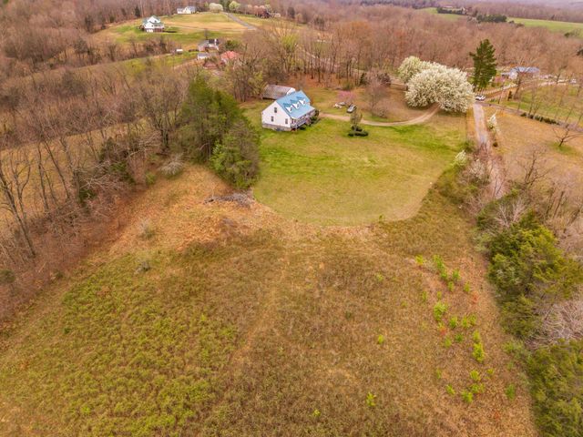 688 Richardson Cemetery Rd, White Bluff, TN 37187