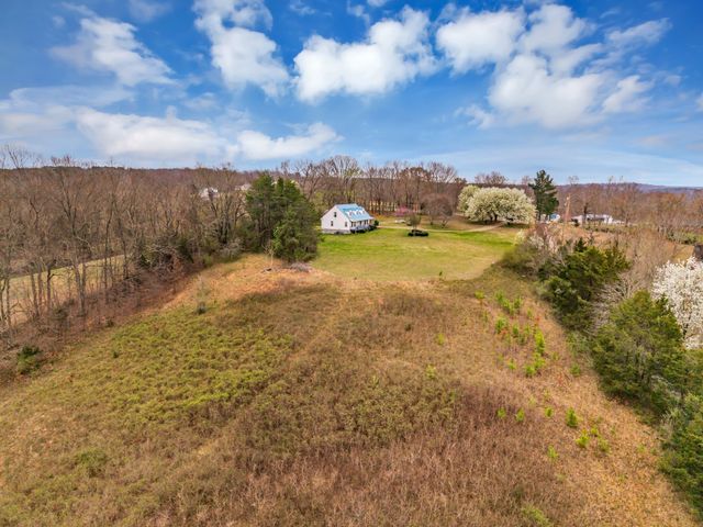 688 Richardson Cemetery Rd, White Bluff, TN 37187