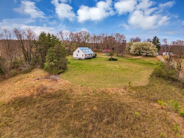 688 Richardson Cemetery Rd, White Bluff, TN 37187