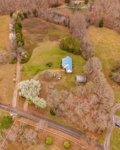 688 Richardson Cemetery Rd, White Bluff, TN 37187