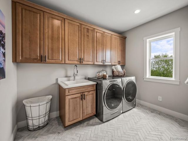 2420 Provencal Drive, Commerce Charter Township, MI 48382