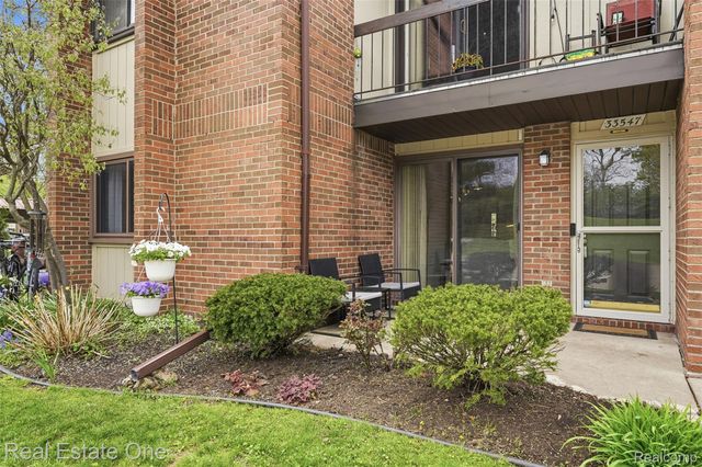 33547 Pondview Circle 130, Livonia, MI 48152