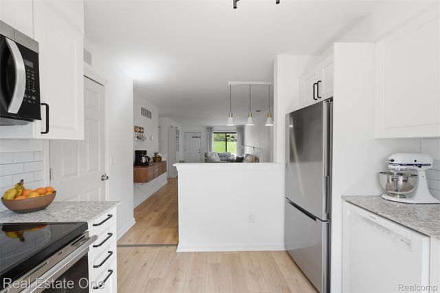 33547 Pondview Circle 130, Livonia, MI 48152