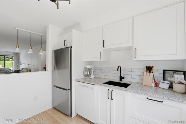 33547 Pondview Circle 130, Livonia, MI 48152