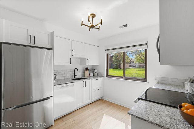 33547 Pondview Circle 130, Livonia, MI 48152