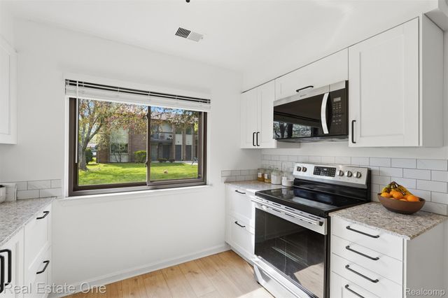 33547 Pondview Circle 130, Livonia, MI 48152